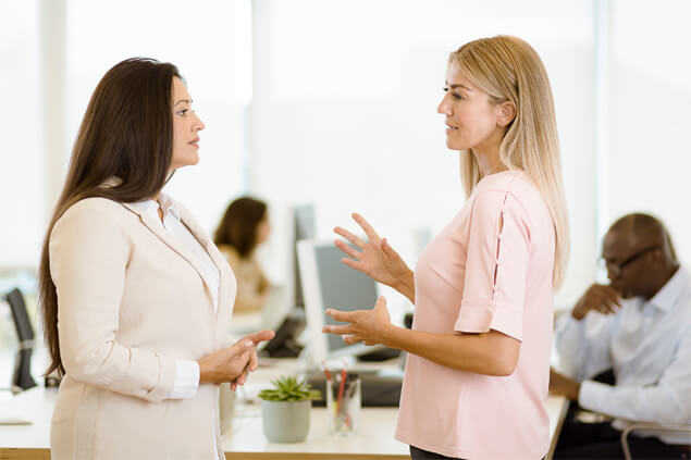 Dos mujeres conversando entre ellas
