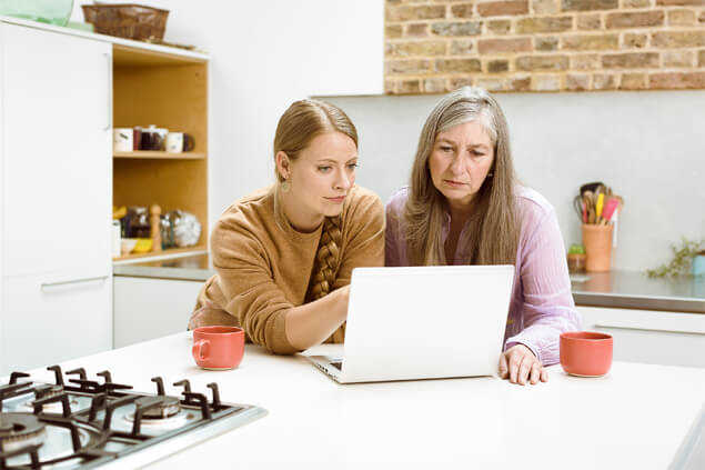 Dos mujeres mirando atentamente el ordenador