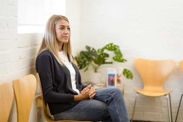 Mujer sentada en sala de espera
