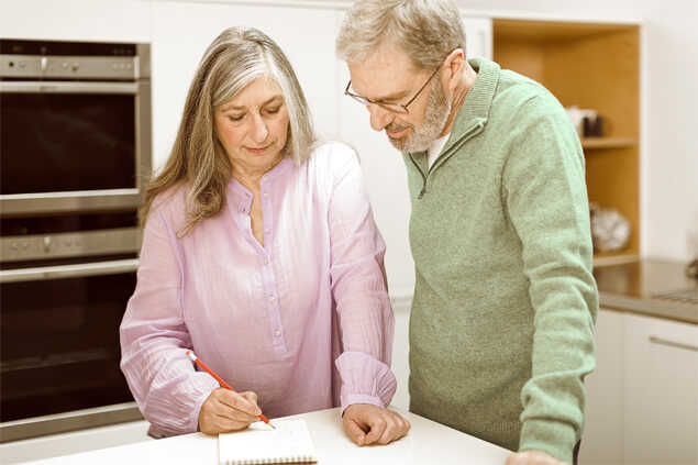 Pareja señores mayores tomando apuntes