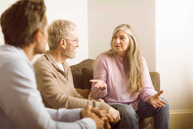 Tres personas mayores conversando