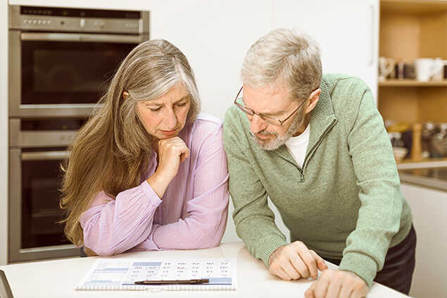 Señores mayores mirando el calendario