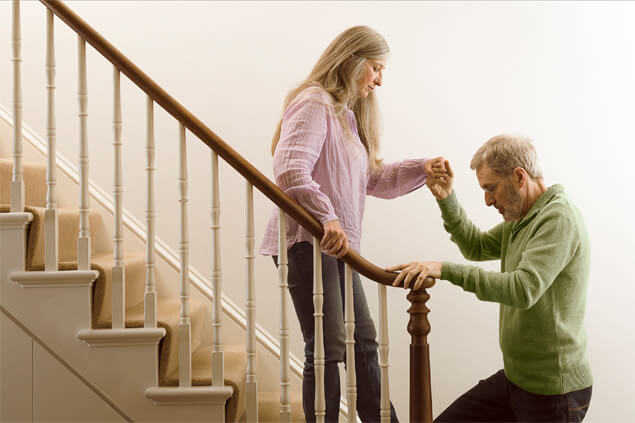 Señor ayudando a señora a bajar escaleras