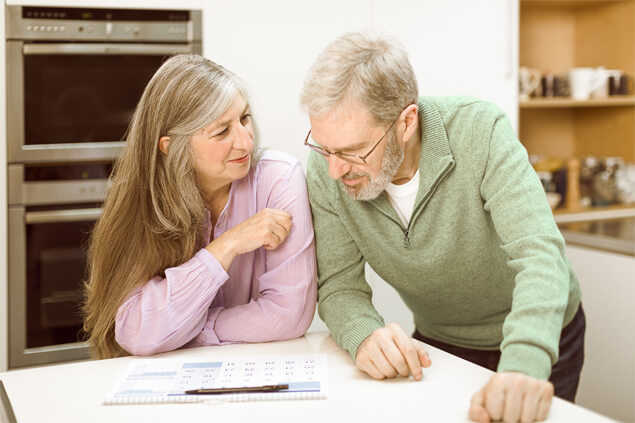 Señora y señor que mira fijamente el calendario