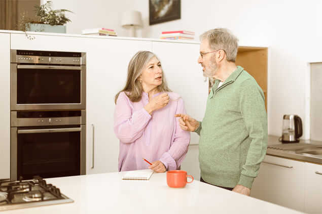 Señora y señor conversando