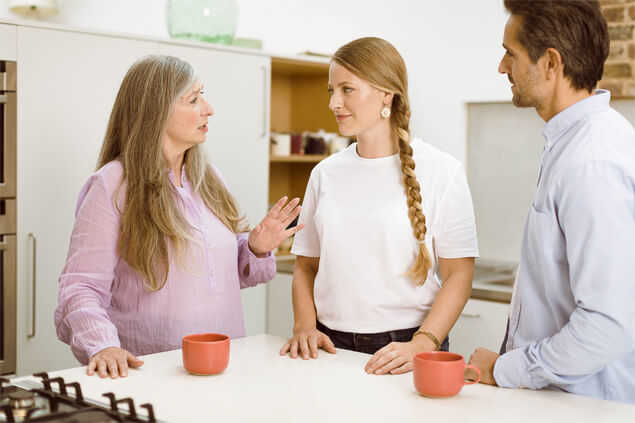 Señora conversando atentamente con dos jóvenes
