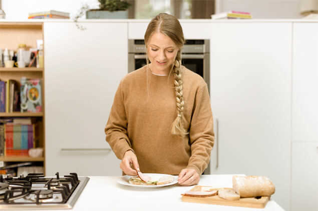 Chica preparándose un sandwich