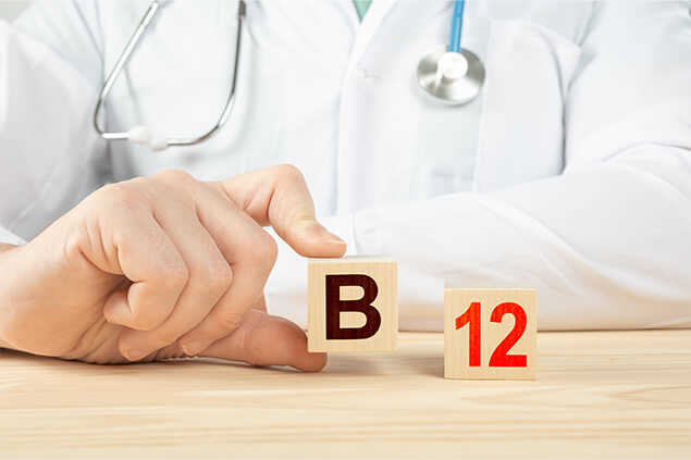 Especialista con dos tacos de madera que dicen B 12