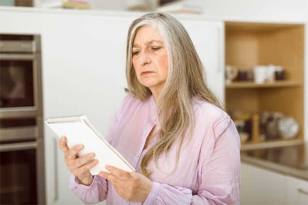 Señora leyendo un bloc de notas