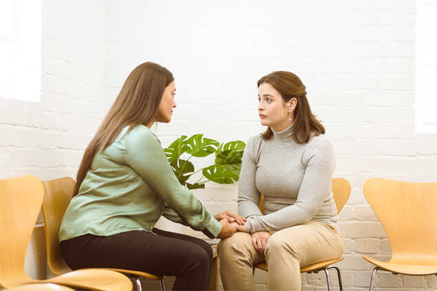 Dos mujeres sentadas conversando