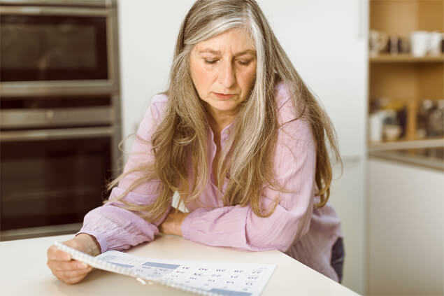 Señora mirando una hoja de calendario