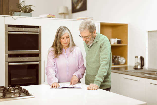 Señora y señor leyendo un documento