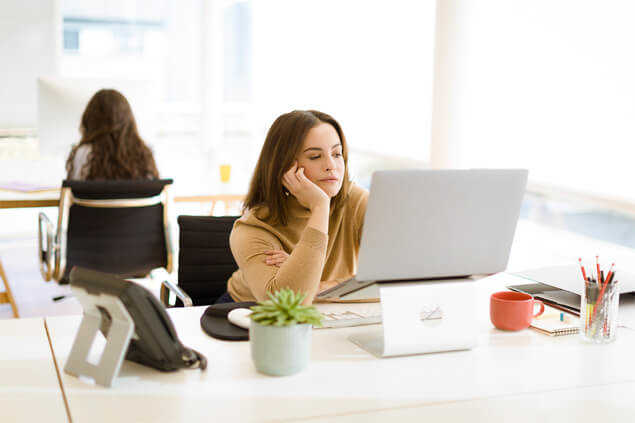 Chica mirando interesada el ordenador