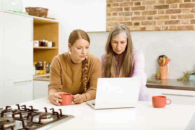 Dos mujeres mirando el ordenador