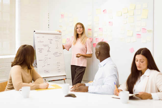 Grupo de personas reunidas escuchando a una señora