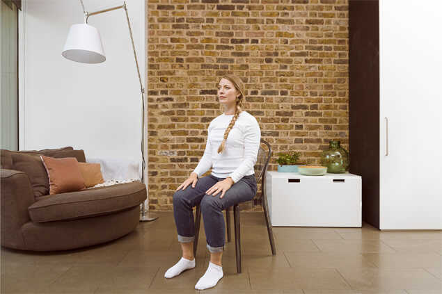 Mujer joven sentada en una silla