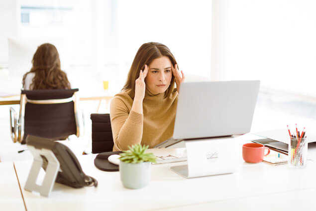 Chica concentrada mirando el ordenador