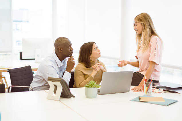 Mujer hablando a dos personas