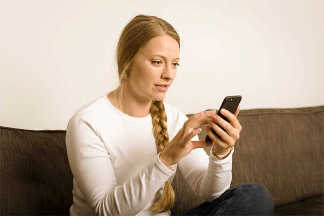 Chica mirando el móvil