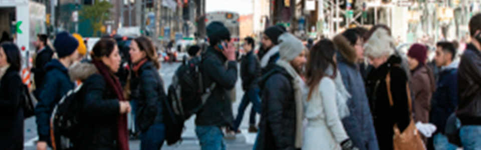 Personas caminando por la calle