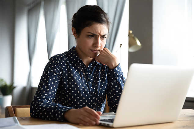 Una mujer frente a un portatil trabajando