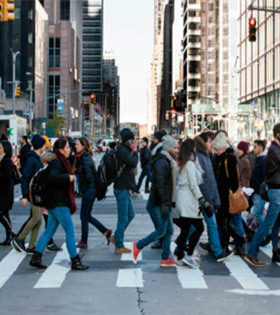 Personas caminando por la calle